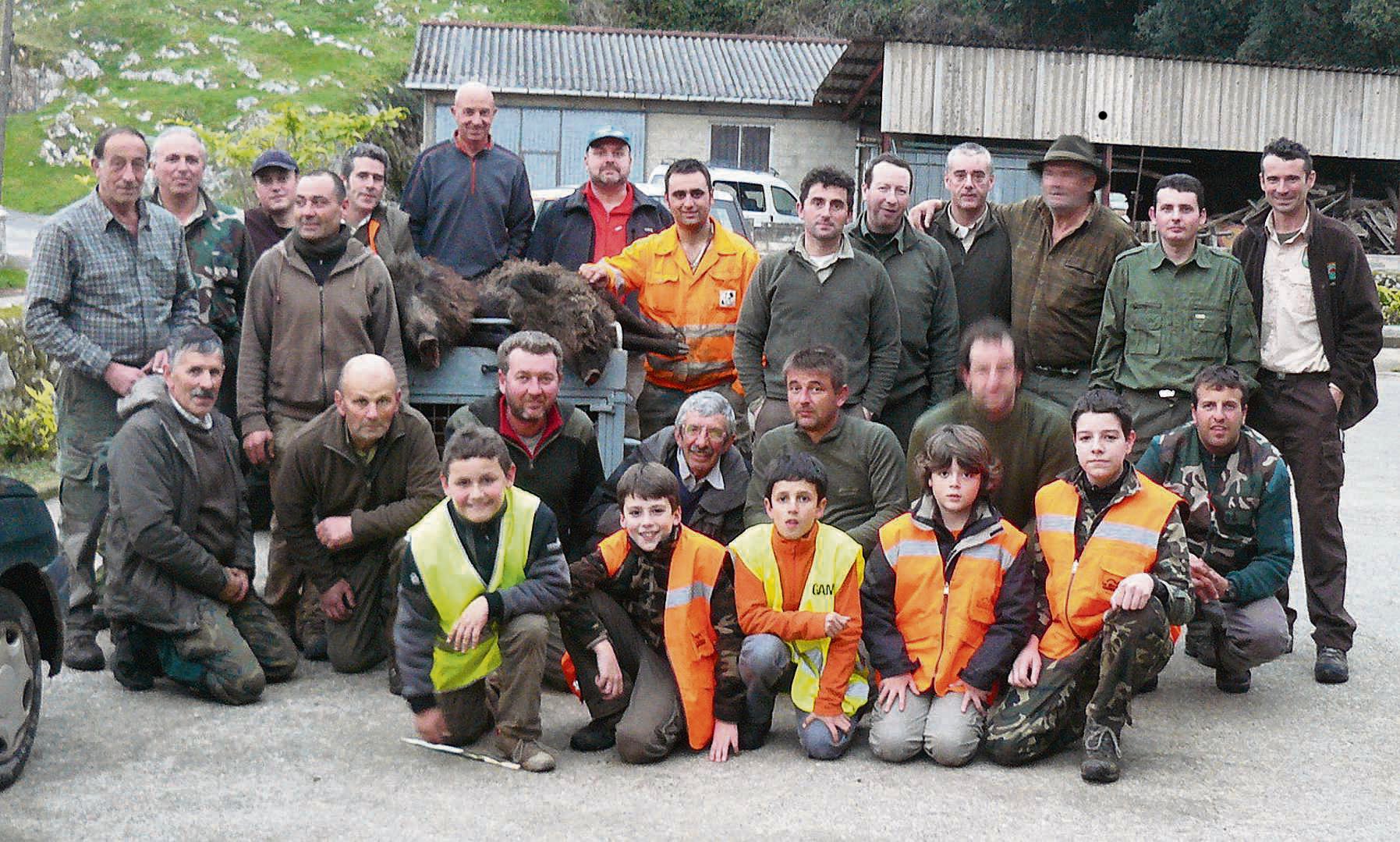 La palomilla riosellana que capitanea Benito Cibrián abatió dos jabalíes en el lote de Collera. :: G. F. B.