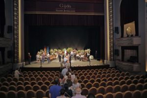 CAPILLA ARDIENTE ARTURO FERNANDEZ TEATRO JOVELLANOS FOTO ARNALDO GARCIA
