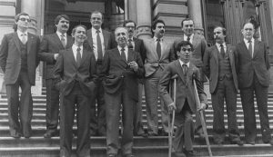 El primer gobierno del Principado de Asturias. En la escalinata de la Junta General del Principado